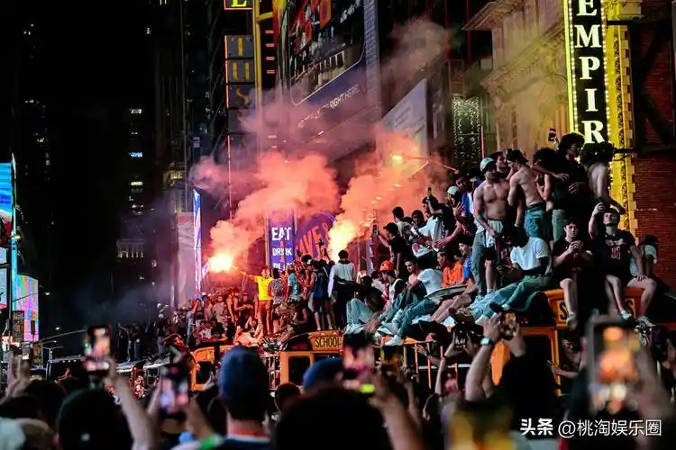 纽约世界杯热潮未退，尼克斯夺冠游行启示：足球狂欢如何复制篮球奇迹？